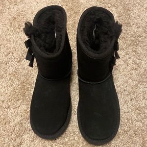 New girls kookaburra Ugg black size 1